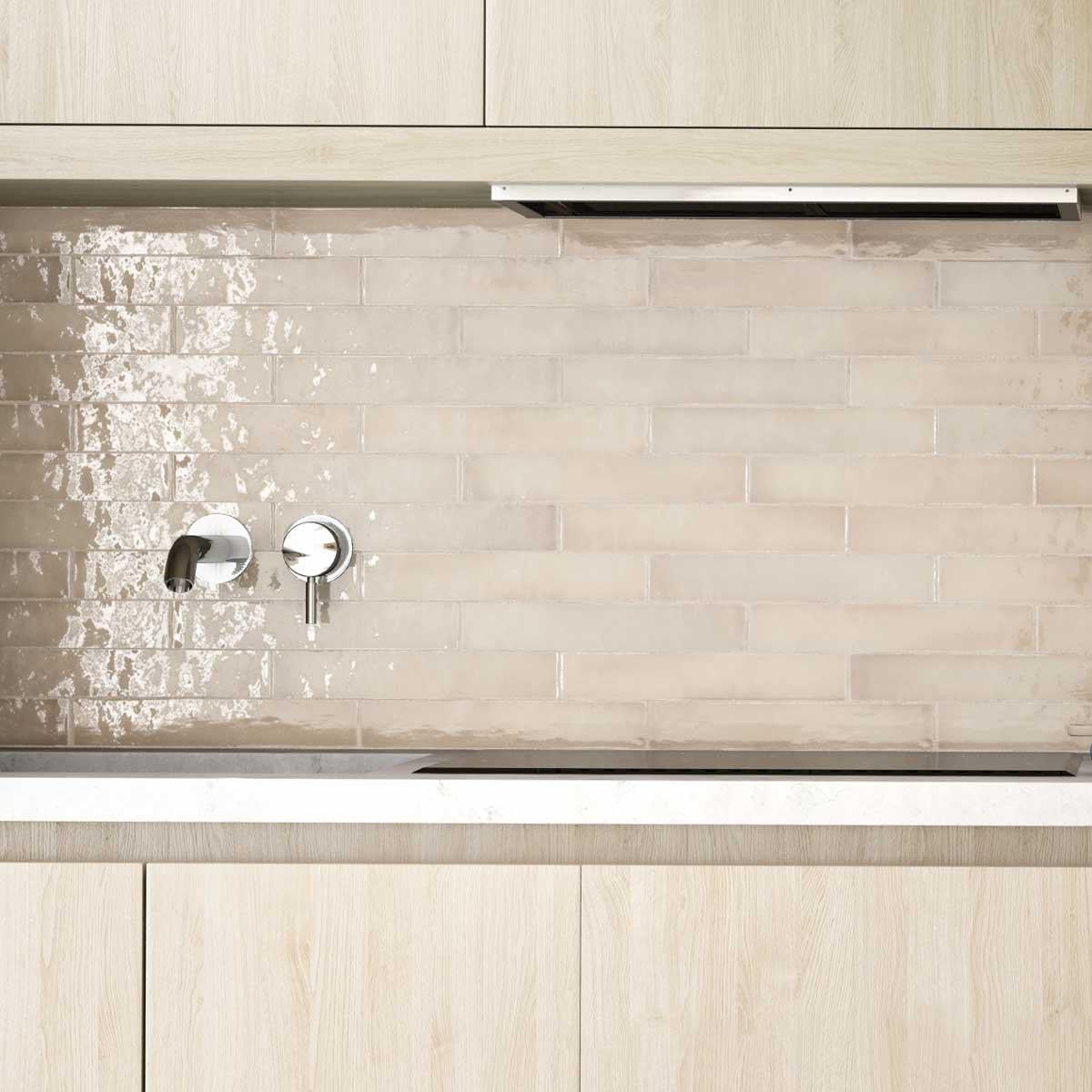 Warm neutral kitchen with Lake Beige glossy wall tiles