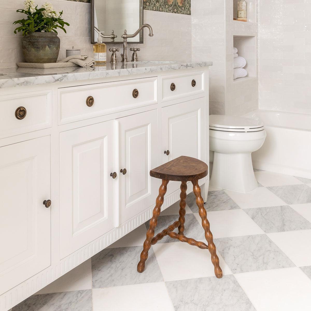 Carrara marble sqaures in a white and gray checkerboard pattern bathroom floor