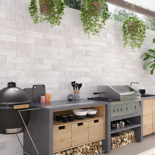 Wood look outdoor porcelain tile