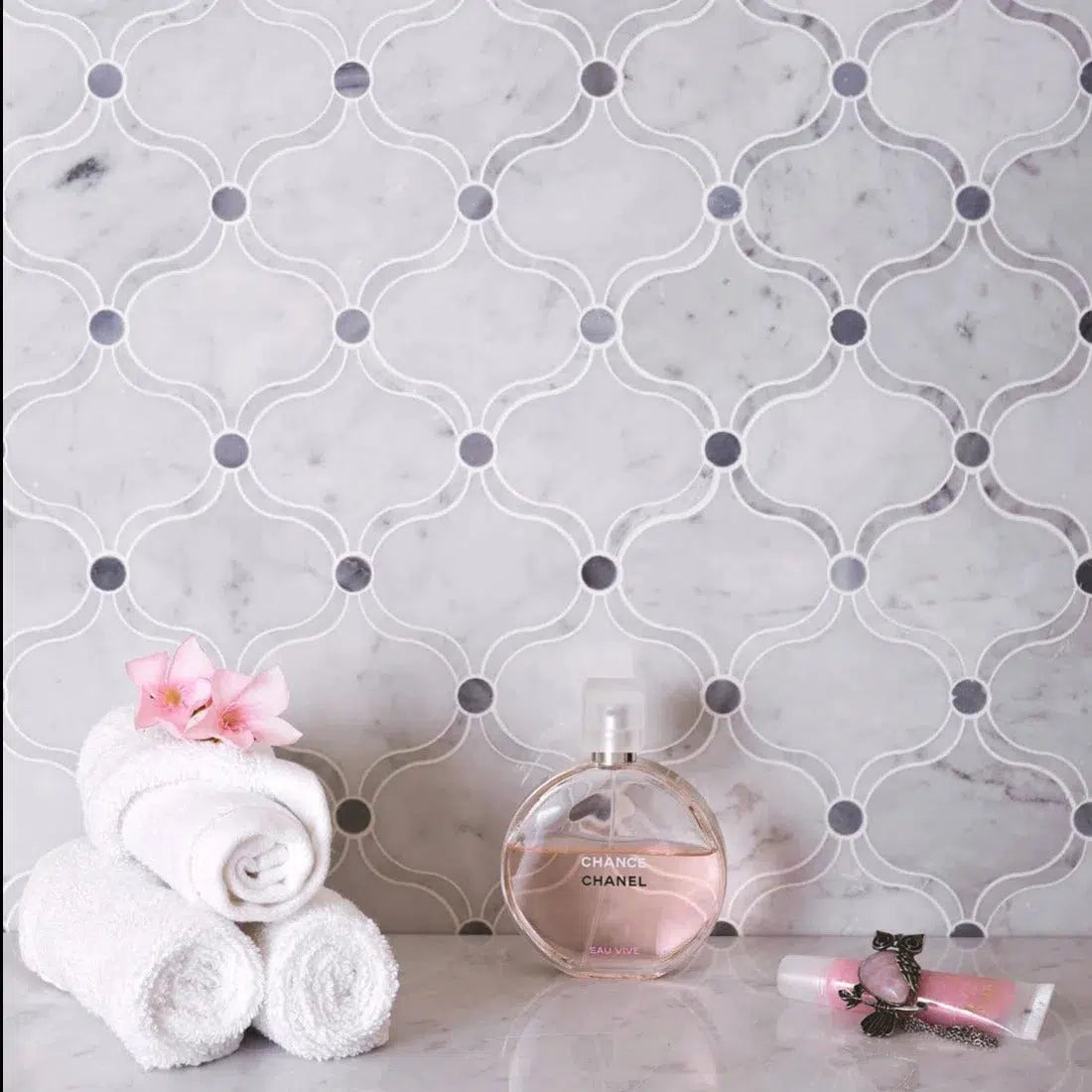 Carrara Arabesque Tile With Bardiglio Dots