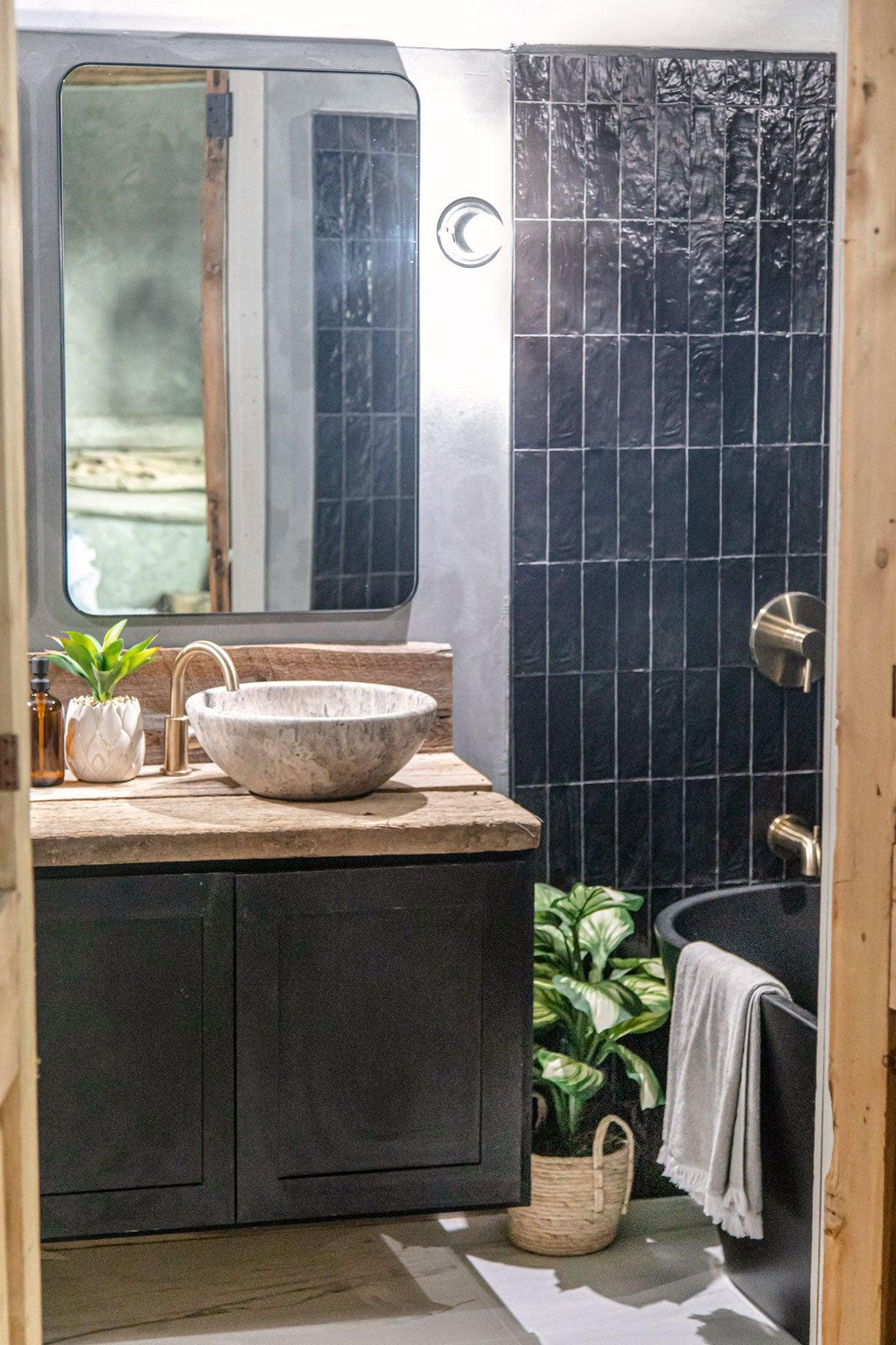 Coastal Beach Bathroom with Driftwood Countertops and Tile Club Mallorca Black Subway TIle for HGTV Battle on the Beach
