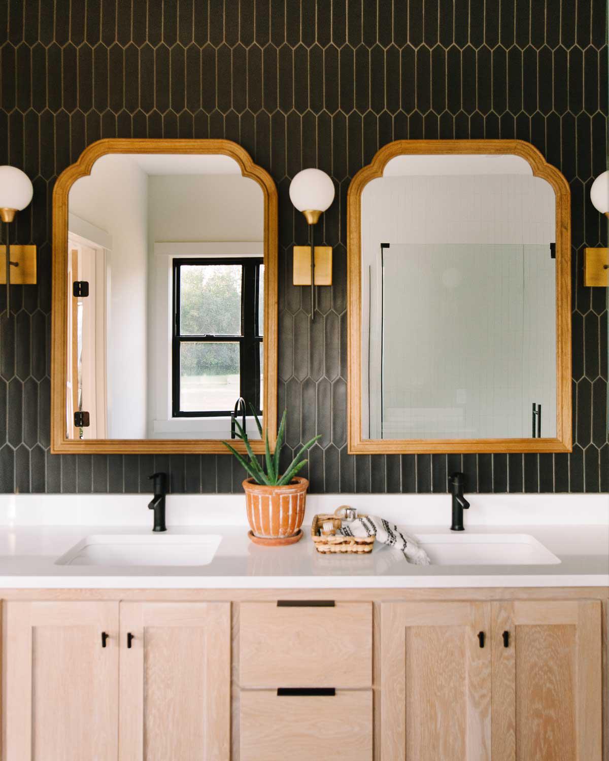 Mid Century Modern Bathroom Backsplash with Matte Black Picket Wall Tiles