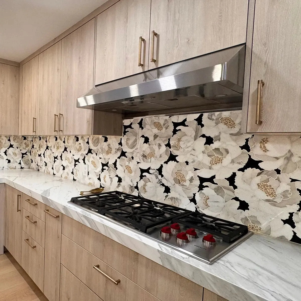 Peonia Flower Black and White Marble Waterjet Mosaic Tile | Tile Club