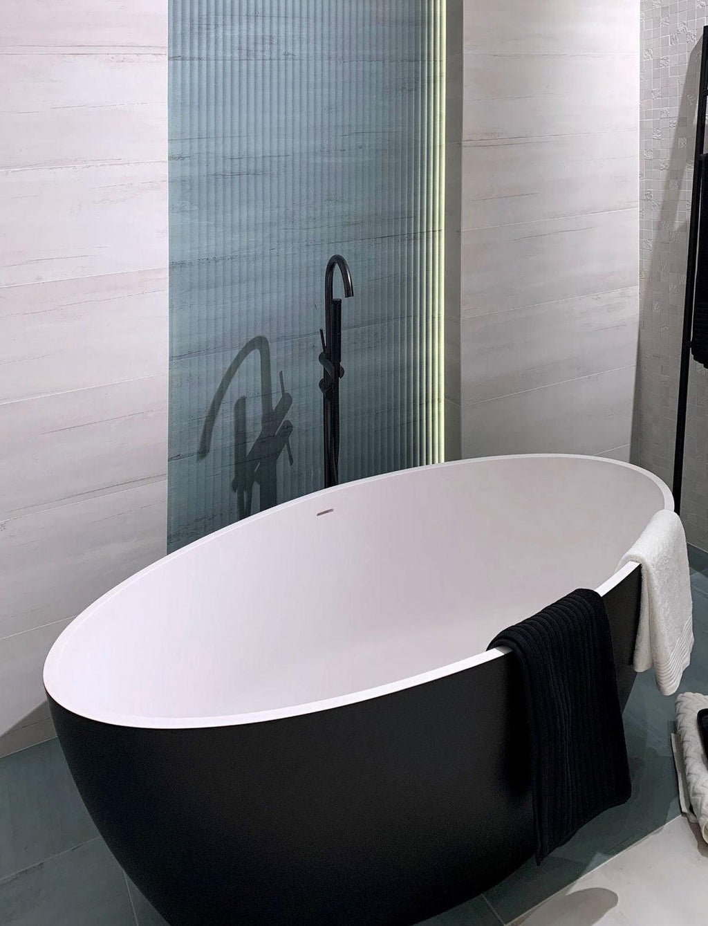 Sospiro White Ceramic Tile Bathroom Wall